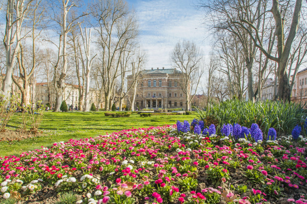 Parque Zrinjevac a Academia de Ciência e artes em Zagreb